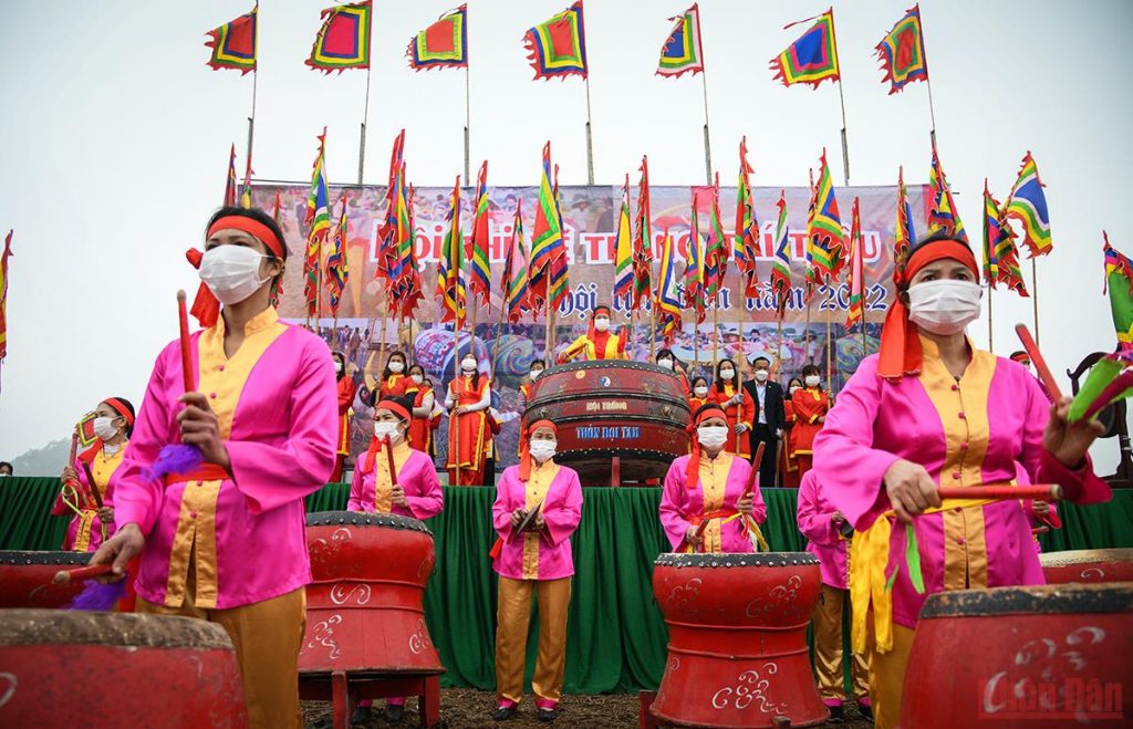 Chủ tịch nước Nguyễn Xuân Phúc xuống đồng cày ruộng tại Lễ Tịch điền Đọi Sơn